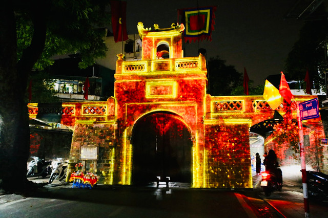 Mãn nhãn với màn trình diễn nghệ thuật ánh sáng 3D tại Ô Quan Chưởng - Hình 4 Man nhan voi man trinh dien nghe thuat anh sang 3D tai O Quan Chuong-Hinh-4