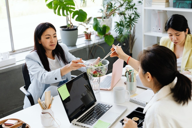 Điều gì xảy ra với cơ thể khi ăn salad mỗi ngày? Dieu gi xay ra voi co the khi an salad moi ngay?