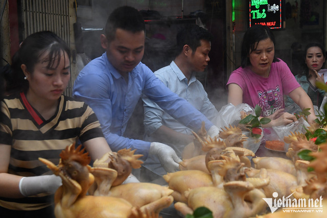 Gà cúng ngậm hoa hồng hơn 500.000 đồng/con vẫn hút khách Ga cung ngam hoa hong hon 500.000 dong/con van hut khach