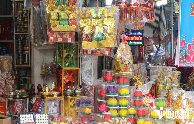 Gà cúng ngậm hoa hồng hơn 500.000 đồng/con vẫn hút khách - Hình 2 Ga cung ngam hoa hong hon 500.000 dong/con van hut khach-Hinh-2