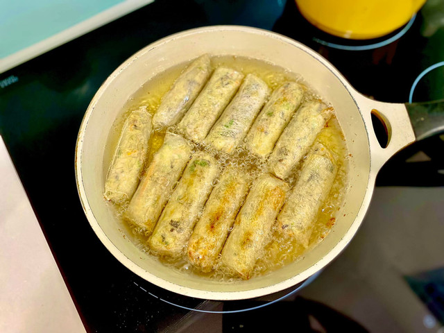 Bí quyết làm nem rán giòn rụm và pha nước chấm chuẩn vị - Hình 6 Bi quyet lam nem ran gion rum va pha nuoc cham chuan vi-Hinh-6