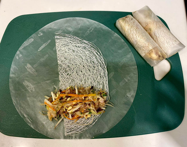 Bí quyết làm nem rán giòn rụm và pha nước chấm chuẩn vị - Hình 3 Bi quyet lam nem ran gion rum va pha nuoc cham chuan vi-Hinh-3