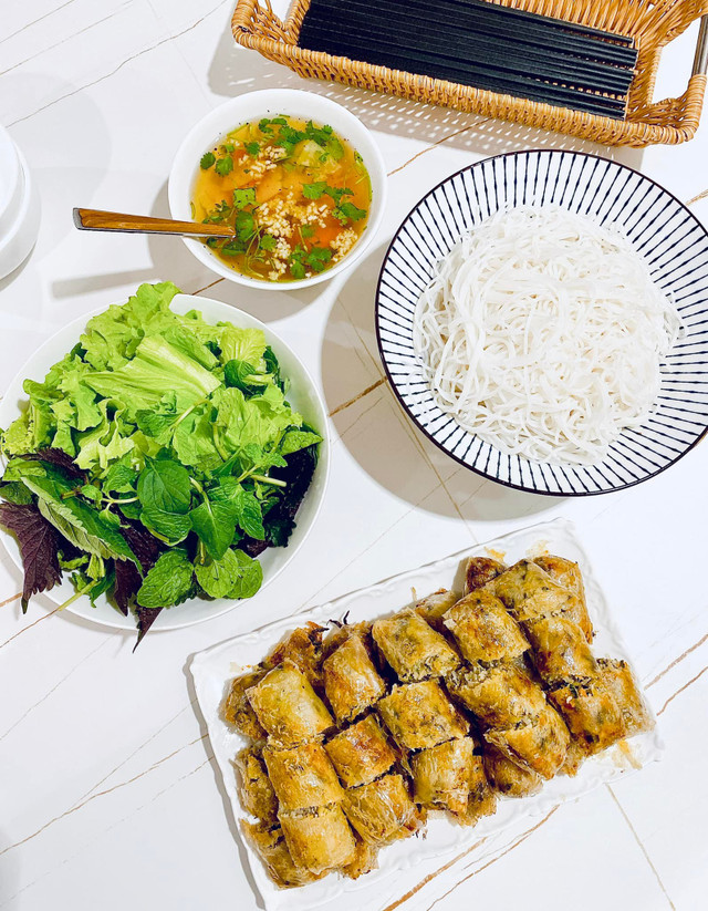 Bí quyết làm nem rán giòn rụm và pha nước chấm chuẩn vị Bi quyet lam nem ran gion rum va pha nuoc cham chuan vi