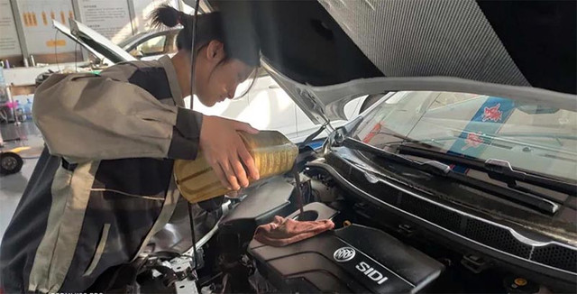 Cô gái đi học sửa chữa ô tô, nhiều năm sau ai cũng bất ngờ - Hình 2 Co gai di hoc sua chua o to, nhieu nam sau ai cung bat ngo-Hinh-2