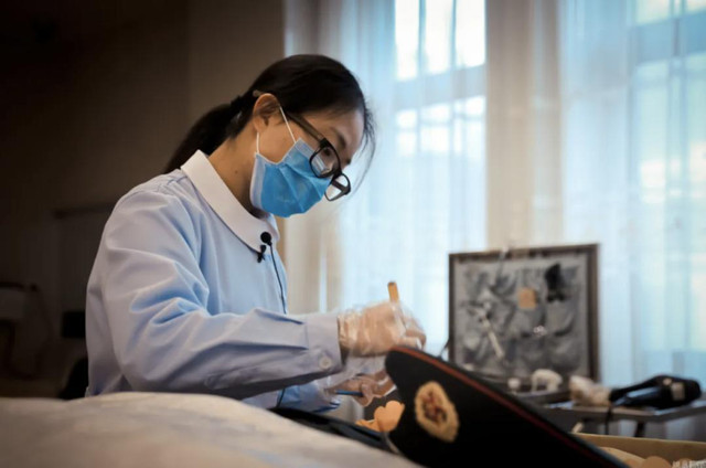 Cô gái Trung Quốc trang điểm cho xác chết - Hình 3 Co gai Trung Quoc trang diem cho xac chet-Hinh-3