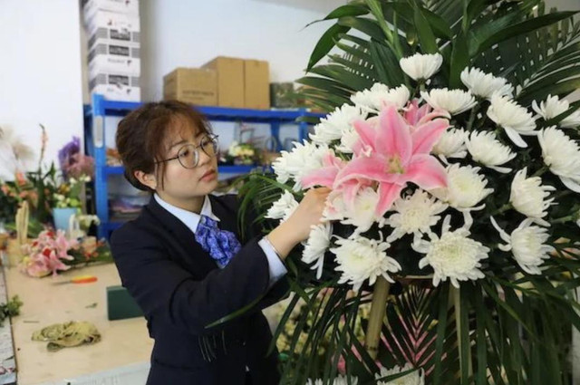 Cô gái Trung Quốc trang điểm cho xác chết Co gai Trung Quoc trang diem cho xac chet