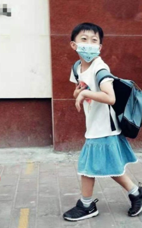 Cậu bé Trung Quốc mặc váy đi học gây tranh cãi - Hình 2 Cau be Trung Quoc mac vay di hoc gay tranh cai-Hinh-2