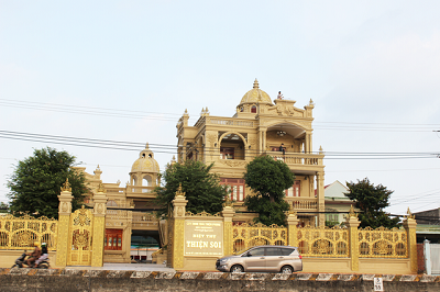 Đại gia Việt đua nhau xây lâu đài dát vàng, nội thất toàn gỗ quý - Hình 6 Dai gia Viet dua nhau xay lau dai dat vang, noi that toan go quy-Hinh-6