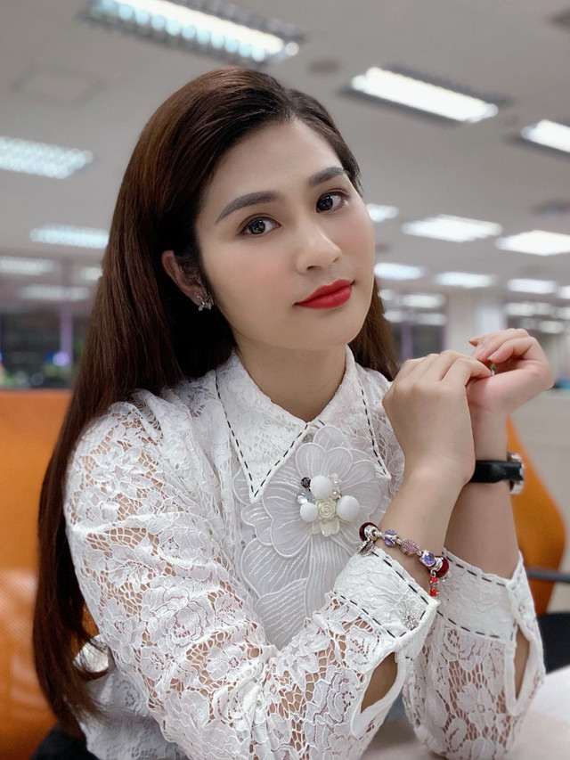 Vẻ đẹp mặn mà của BTV Minh Trang thời sự 19h - Hình 5 Ve dep man ma cua BTV Minh Trang thoi su 19h-Hinh-5