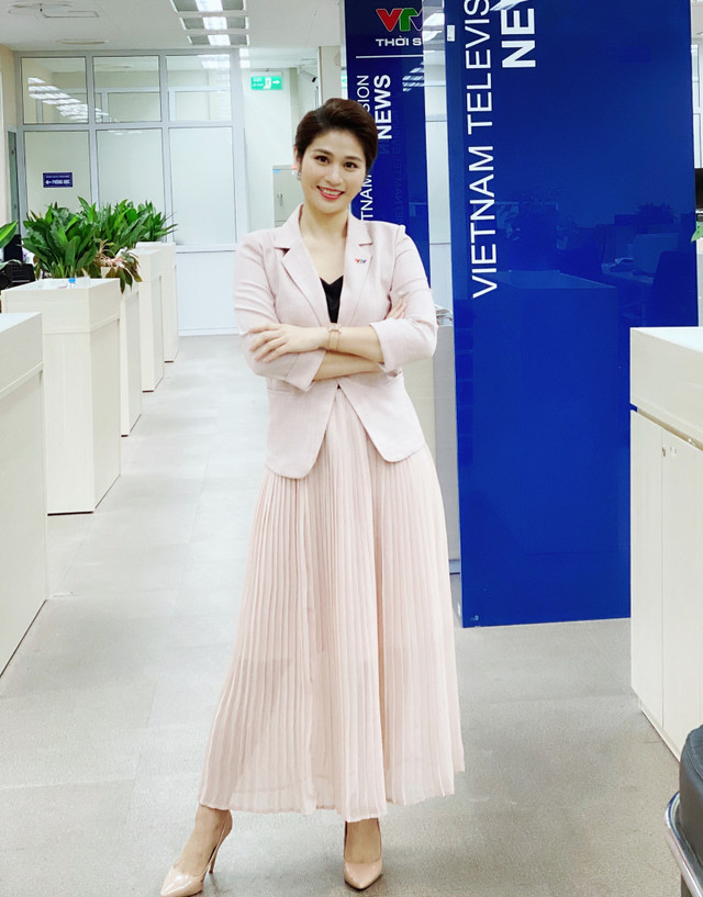 Vẻ đẹp mặn mà của BTV Minh Trang thời sự 19h - Hình 10 Ve dep man ma cua BTV Minh Trang thoi su 19h-Hinh-10