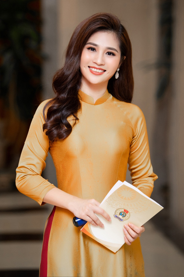 Vẻ đẹp mặn mà của BTV Minh Trang thời sự 19h - Hình 11 Ve dep man ma cua BTV Minh Trang thoi su 19h-Hinh-11