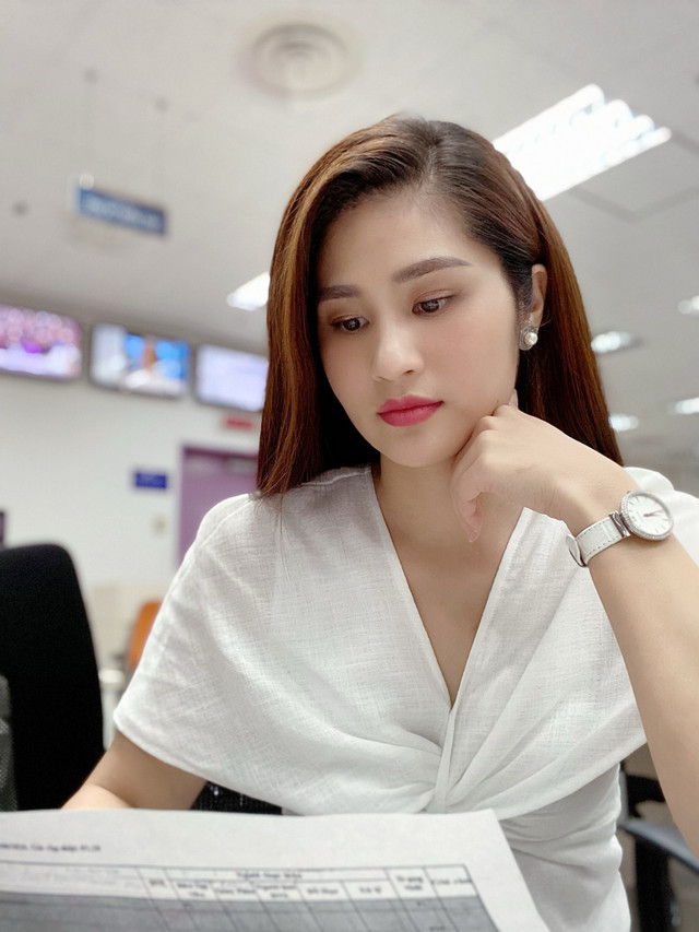 Vẻ đẹp mặn mà của BTV Minh Trang thời sự 19h - Hình 6 Ve dep man ma cua BTV Minh Trang thoi su 19h-Hinh-6