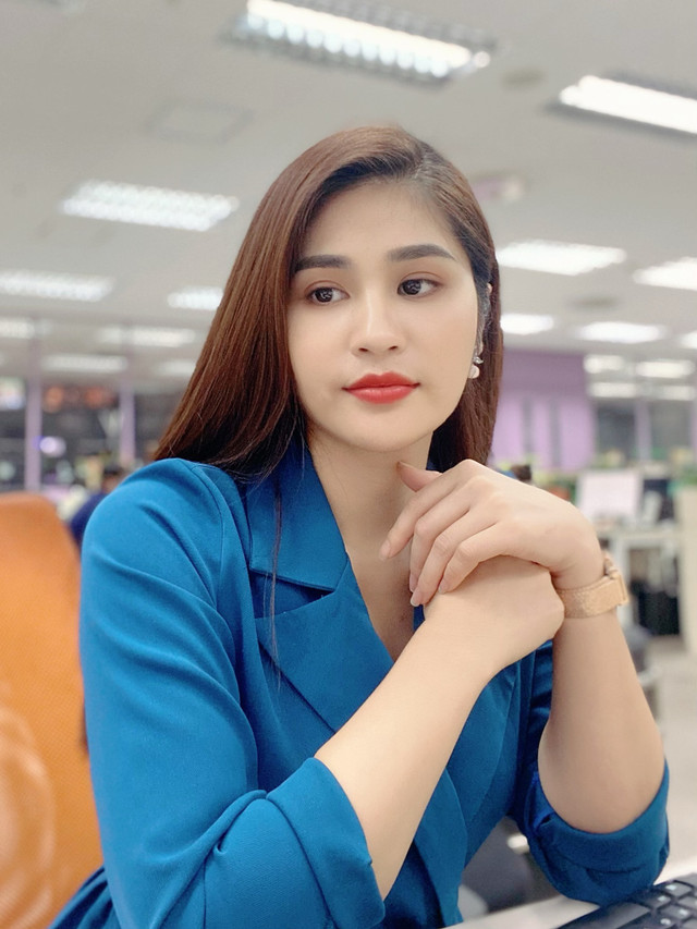 Vẻ đẹp mặn mà của BTV Minh Trang thời sự 19h - Hình 3 Ve dep man ma cua BTV Minh Trang thoi su 19h-Hinh-3