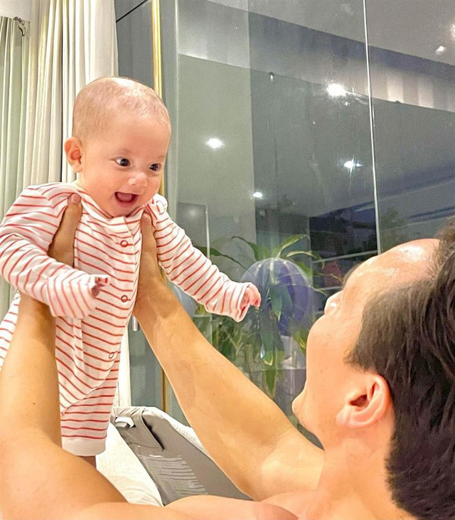 Tan chảy nụ cười "hoa hậu" của con gái Hồ Ngọc Hà - Hình 11 Tan chay nu cuoi