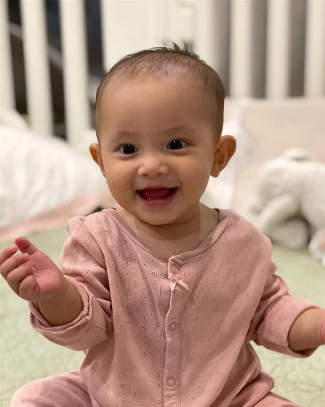 Tan chảy nụ cười "hoa hậu" của con gái Hồ Ngọc Hà Tan chay nu cuoi