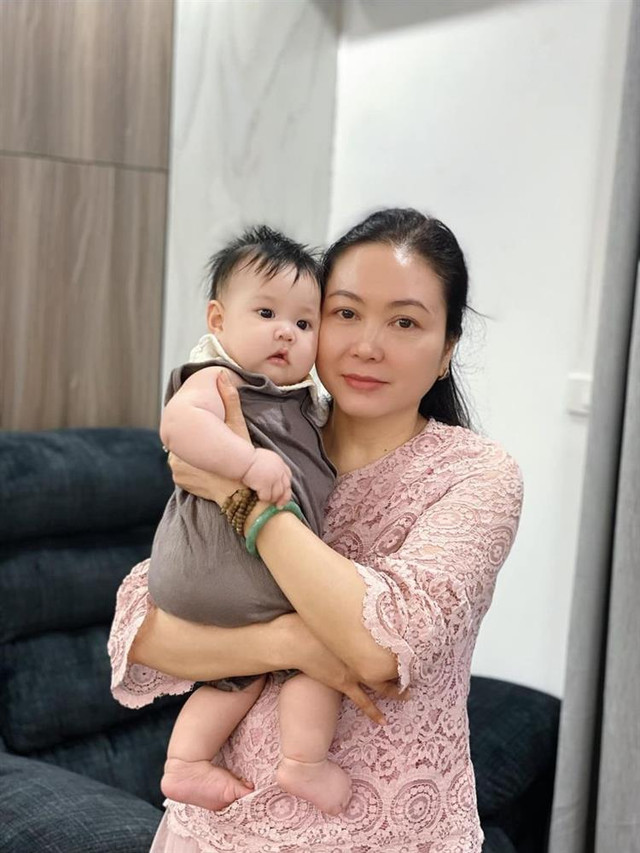 Ngoại hình trẻ đẹp ở tuổi 55 của mẹ ruột Hằng Túi Ngoai hinh tre dep o tuoi 55 cua me ruot Hang Tui