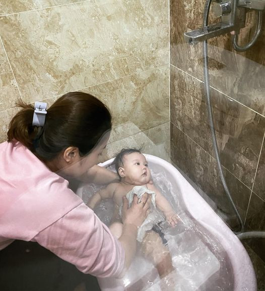 Hằng Túi lộ bụng chảy xệ sau khi sinh con lần thứ 5 - Hình 4 Hang Tui lo bung chay xe sau khi sinh con lan thu 5-Hinh-4