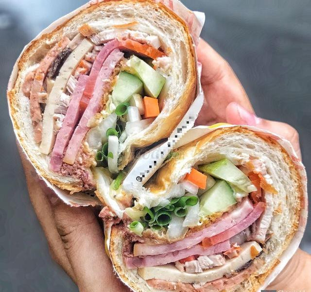Tiệm bánh mì đắt nhất Sài Gòn luôn kín người xếp hàng chờ mua - Hình 2 Tiem banh mi dat nhat Sai Gon luon kin nguoi xep hang cho mua-Hinh-2