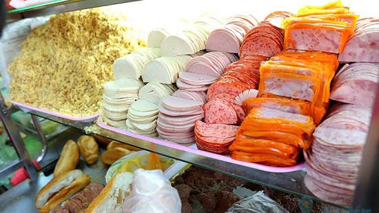 Tiệm bánh mì đắt nhất Sài Gòn luôn kín người xếp hàng chờ mua - Hình 3 Tiem banh mi dat nhat Sai Gon luon kin nguoi xep hang cho mua-Hinh-3