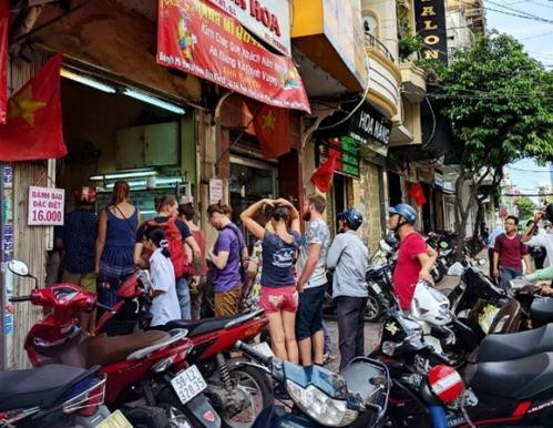 Tiệm bánh mì đắt nhất Sài Gòn luôn kín người xếp hàng chờ mua Tiem banh mi dat nhat Sai Gon luon kin nguoi xep hang cho mua