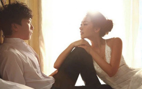 Chàng trai bị nữ chủ nhà gợi cảm hút hồn và chủ động "tấn công" Chang trai bi nu chu nha goi cam hut hon va chu dong