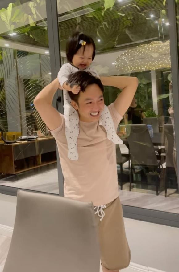 Cường Đô La ở nhà cũng lăn lê bò toài đùa nghịch với con gái Cuong Do La o nha cung lan le bo toai dua nghich voi con gai