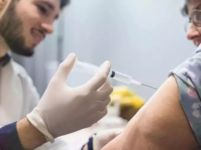 Vì sao không nên chà xát hoặc xoa bóp vùng da sau khi tiêm vaccine? - Hình 3 Vi sao khong nen cha xat hoac xoa bop vung da sau khi tiem vaccine?-Hinh-3