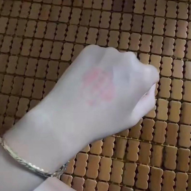 Tranh cãi cô gái khoe "bàn tay quyền lực", dễ dàng qua chốt kiểm dịch Tranh cai co gai khoe