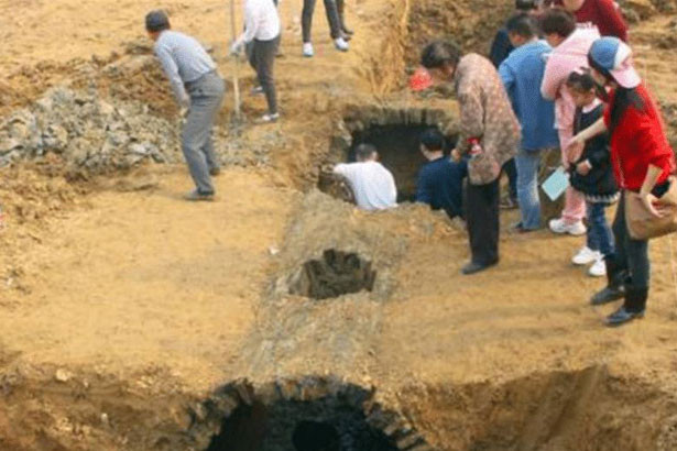 Tìm thấy 2 chiếc đĩa sứ trong mộ cổ, chuyên gia đập vỡ ngay lập tức Tim thay 2 chiec dia su trong mo co, chuyen gia dap vo ngay lap tuc