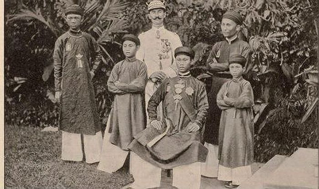Cuộc đời vị vua bị giam cầm và bỏ đói chỉ sau 3 ngày lên ngôi Cuoc doi vi vua bi giam cam va bo doi chi sau 3 ngay len ngoi