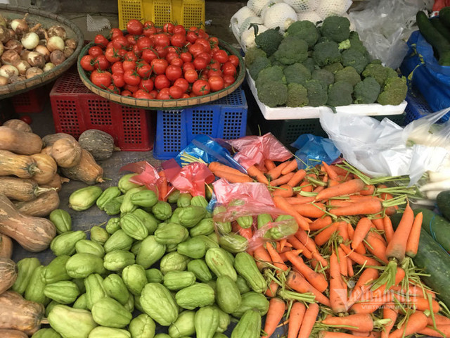 Giá rau xanh giảm một nửa, đổ đống không một khách mua - Hình 4 Gia rau xanh giam mot nua, do dong khong mot khach mua-Hinh-4