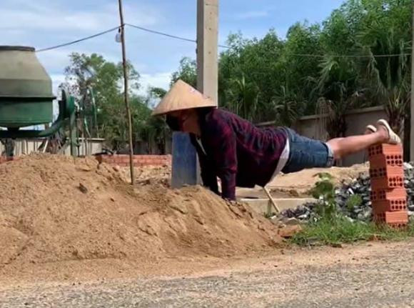 Trường Giang cầm xẻng đào đất, Nhã Phương nhắn một câu nghe "mát lòng mát dạ" - Hình 3 Truong Giang cam xeng dao dat, Nha Phuong nhan mot cau nghe