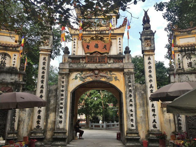 Bí ẩn đằng sau 3 bức tượng Đức ông chân trần khác lạ nơi chùa Bộc - Hình 2 Bi an dang sau 3 buc tuong Duc ong chan tran khac la noi chua Boc-Hinh-2