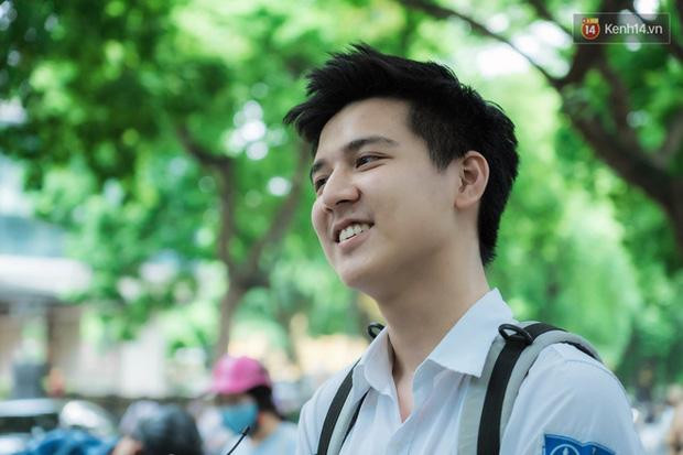 "Hot boy cầm cờ" năm nào giờ là sinh viên trường có tiếng - Hình 3