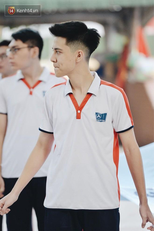 "Hot boy cầm cờ" năm nào giờ là sinh viên trường có tiếng - Hình 4