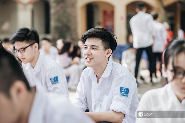 "Hot boy cầm cờ" năm nào giờ là sinh viên trường có tiếng - Hình 2