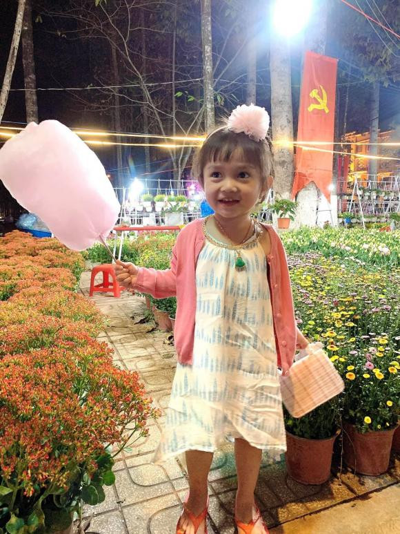 Con gái Lê Dương Bảo Lâm, đi du xuân cũng phải đeo vàng Con gai Le Duong Bao Lam, di du xuan cung phai deo vang