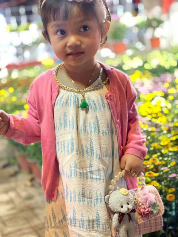Con gái Lê Dương Bảo Lâm, đi du xuân cũng phải đeo vàng - Hình 3 Con gai Le Duong Bao Lam, di du xuan cung phai deo vang-Hinh-3