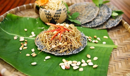 Cô gái băm nát quả mít xanh làm đặc sản - Hình 4 Co gai bam nat qua mit xanh lam dac san-Hinh-4