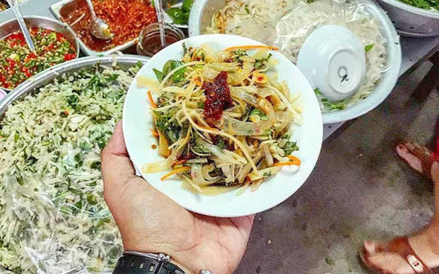 Cô gái băm nát quả mít xanh làm đặc sản - Hình 5 Co gai bam nat qua mit xanh lam dac san-Hinh-5