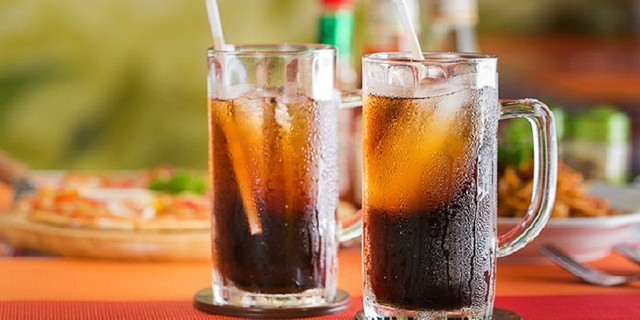 Nữ sinh 12 tuổi bị suy thận vì loại nước mà người trẻ mê mẩn Nu sinh 12 tuoi bi suy than vi loai nuoc ma nguoi tre me man