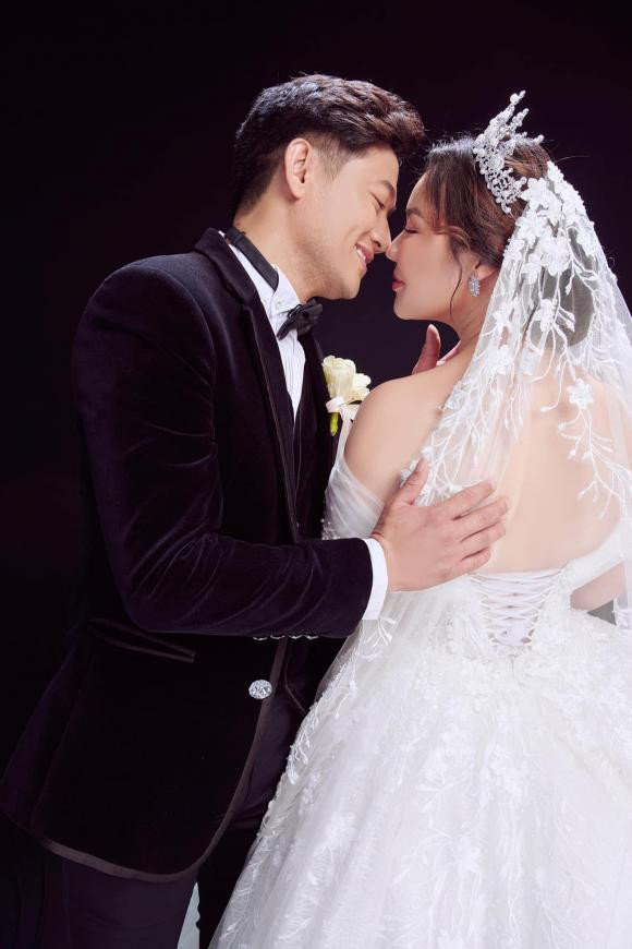 Bà xã Quý Bình tiết lộ thời còn crush chồng Ba xa Quy Binh tiet lo thoi con crush chong