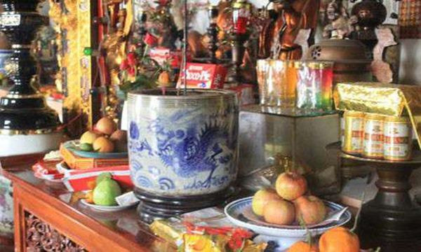 Bàn thờ xuất hiện dấu hiệu này: Gia chủ suốt ngày khắc khẩu Ban tho xuat hien dau hieu nay: Gia chu suot ngay khac khau
