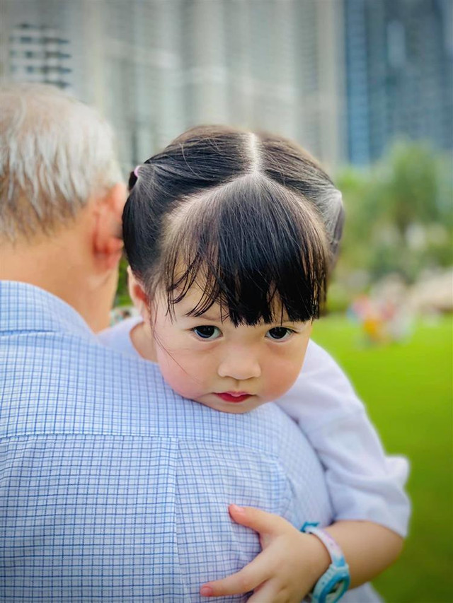 Con gái Đặng Thu Thảo lần đầu xuất hiện cùng ông bà nội - Hình 4 Con gai Dang Thu Thao lan dau xuat hien cung ong ba noi-Hinh-4