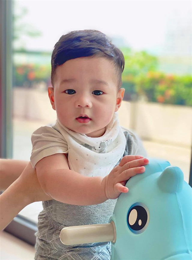 Con gái Đặng Thu Thảo lần đầu xuất hiện cùng ông bà nội - Hình 7 Con gai Dang Thu Thao lan dau xuat hien cung ong ba noi-Hinh-7
