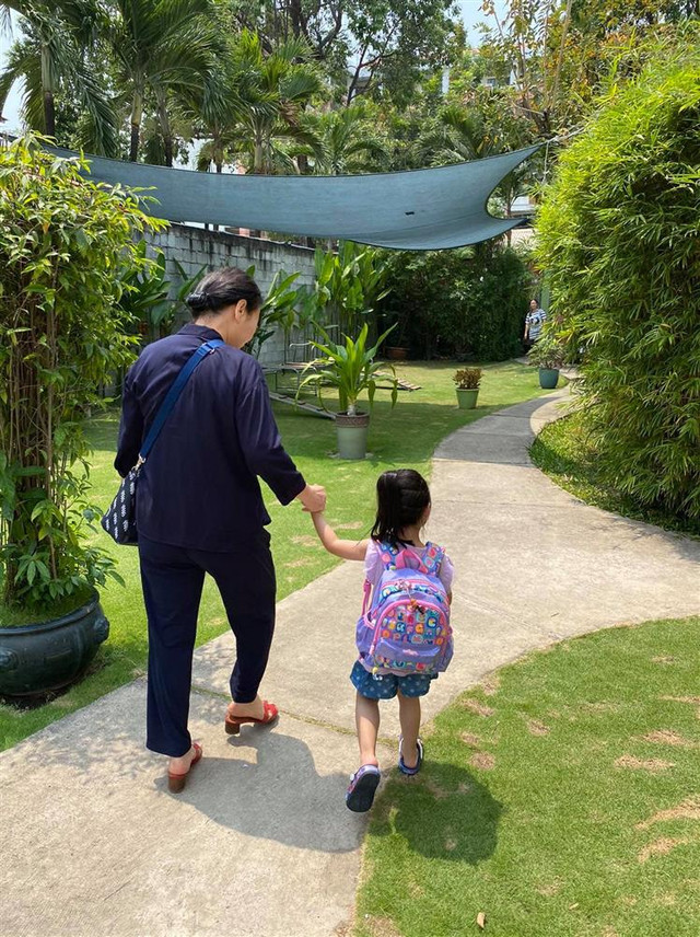 Con gái Đặng Thu Thảo lần đầu xuất hiện cùng ông bà nội - Hình 2 Con gai Dang Thu Thao lan dau xuat hien cung ong ba noi-Hinh-2