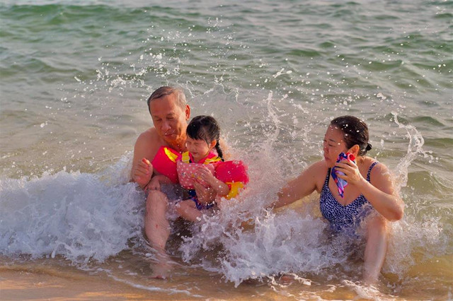 Con gái Đặng Thu Thảo lần đầu xuất hiện cùng ông bà nội Con gai Dang Thu Thao lan dau xuat hien cung ong ba noi