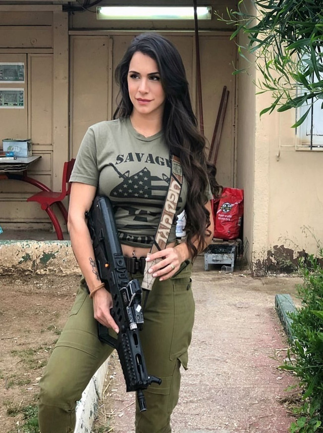 "Nữ hoàng súng" Israel khoe vẻ đẹp nóng bỏng ảnh 4 "Nữ hoàng súng" Israel khoe vẻ đẹp nóng bỏng ảnh 4