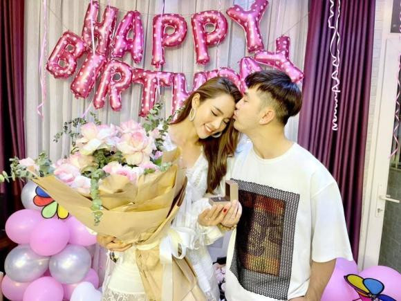 Ưng Hoàng Phúc tặng vợ chiếc nhẫn kim cương siêu to - Hình 4 Ung Hoang Phuc tang vo chiec nhan kim cuong sieu to-Hinh-4