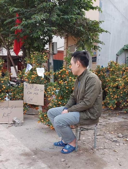 Bán quất cảnh ế ẩm, chàng trai được người dân đến ủng hộ Ban quat canh e am, chang trai duoc nguoi dan den ung ho